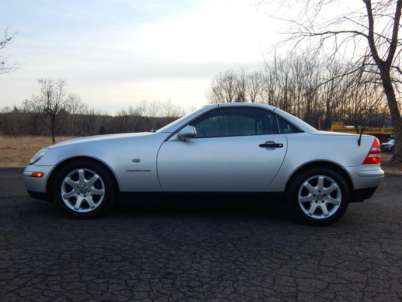 2000 Silver /Black Leather Mercedes-Benz SLK SLK230 (WDBKK47F2YF) with an 2.3L 4 cylinder supercharged engine, Automatic transmission, located at 6528 Lower York Road, New Hope, PA, 18938, (215) 862-9555, 40.358707, -74.977882 - Photo #1